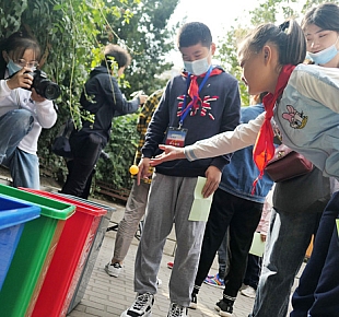 绿色环境垃圾分类红领巾在行动