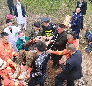 男子与朋友相约上山采蕨菜,不慎坠入铅洞命悬一线 消防驰援!