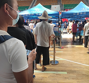疫苗接种尽早打,防范未然靠大家,凯里体育馆几乎天天座爆满